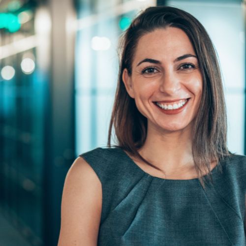 Profesional sonriendo en una oficina